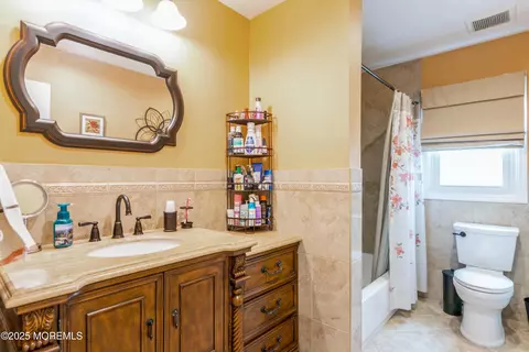 Bath - 23 Highland Dr, Middlesex, NJ 08846 photo 2 of 3