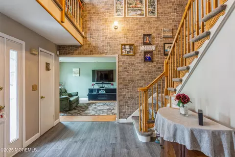 Entry Way - 23 Highland Dr, Middlesex, NJ 08846 photo 2 of 2