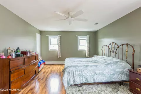 Bedroom - 23 Highland Dr, Middlesex, NJ 08846 photo 4 of 5