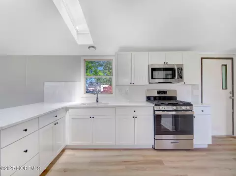 6 Sams Trailer Ct, Hazlet, NJ 07730