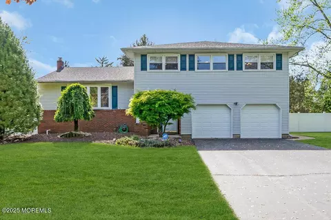 2 Doral Ct, Manalapan, NJ 07726