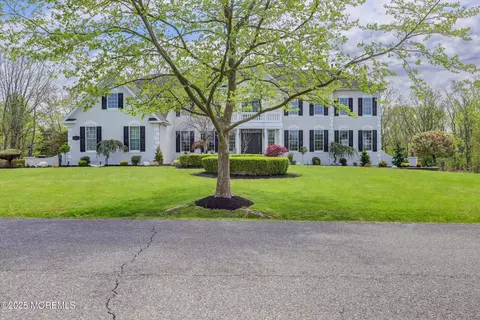 814 Dancer Ln, Manalapan, NJ 07726