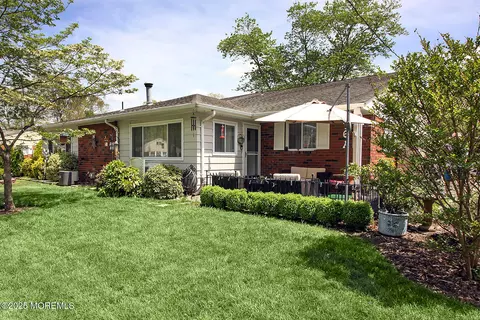 16 A Robin St, Manchester, NJ 08759