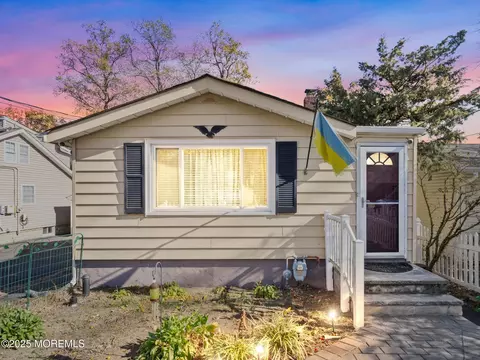 825 Arbordale Dr, Keyport, NJ 07735