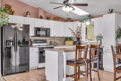 Kitchen - 5 Navajo Dr, Waretown, NJ 08758 photo 3 of 6