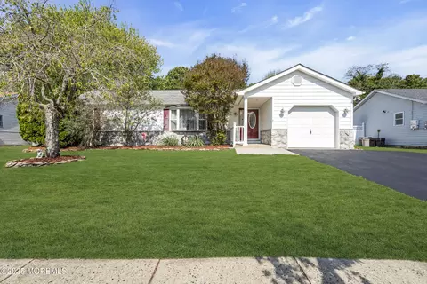 5 Navajo Dr, Waretown, NJ 08758