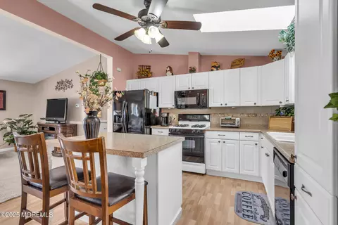 Kitchen - 5 Navajo Dr, Waretown, NJ 08758 photo 4 of 6