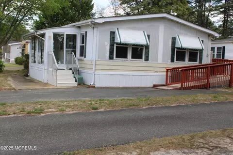 5 Parrot Ct, Whiting, NJ 08759