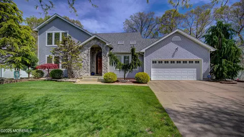 4 Weasel Creek Ct, Howell, NJ 07731