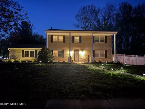 40 Sandburg Dr, Morganville, NJ 07751