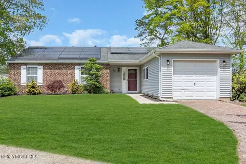 27 Laurel Crest Dr, Howell, NJ 07731