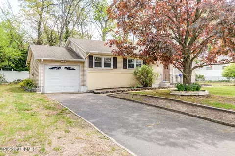 10 Germania Ct, Toms River, NJ 08755