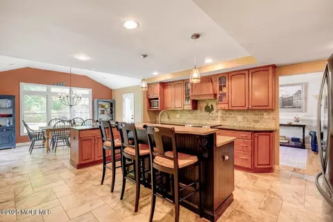 21 Devon Dr, Manalapan, NJ 07726