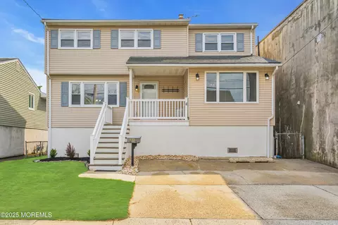 31 4th St, Highlands, NJ 07732