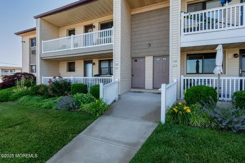 122 Wharfside Dr, Monmouth Beach, NJ 07750
