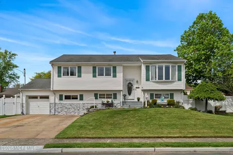 18 Lake Ave, Hazlet, NJ 07730
