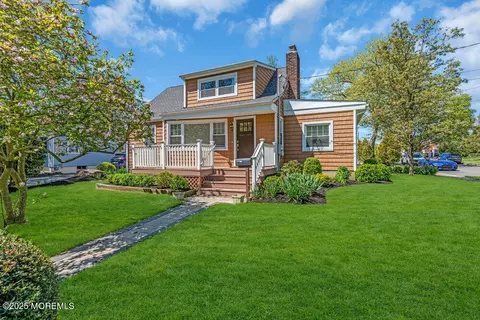 4 W Lake Rd, Red Bank, NJ 07701