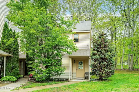 905 Violet Ln, Jackson, NJ 08527