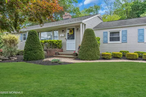 11 Westwood Dr, Lincroft, NJ 07738