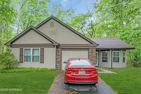 578 Petunia Ln N, Whiting, NJ 08759