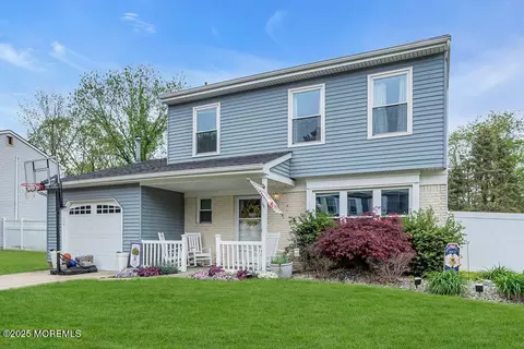 4 Dantley Dr, Howell, NJ 07731