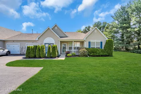 32 Sunnybrook Ln, Lakewood, NJ 08701
