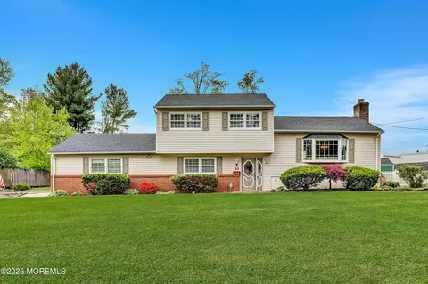 13 Winston Dr, Middletown, NJ 07748
