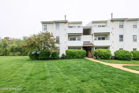 10 Basset Ct, Tinton Falls, NJ 07753