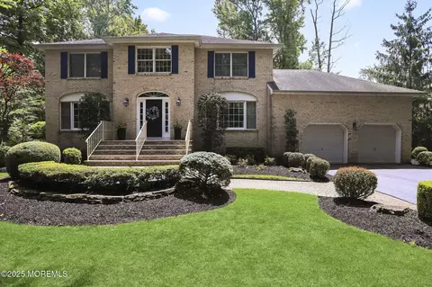 8 Roxbury Ln, Manalapan, NJ 07726