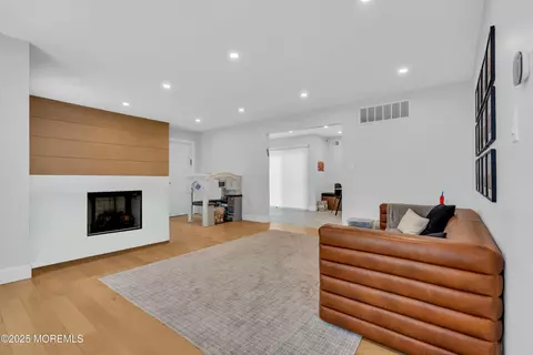 Living - 17 Danielle Ct, Jackson, NJ 08527 photo 1 of 3