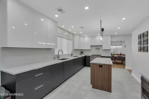 Kitchen - 17 Danielle Ct, Jackson, NJ 08527 photo 3 of 10