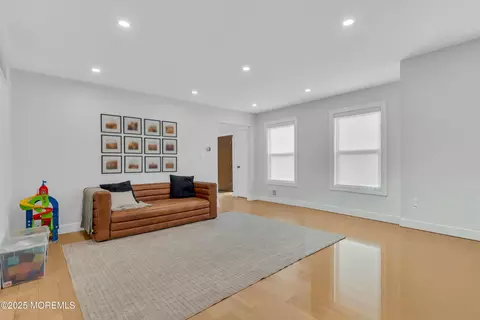 Living - 17 Danielle Ct, Jackson, NJ 08527 photo 3 of 3