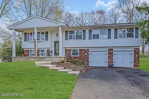 1 Foxcroft Dr, Marlboro, NJ 07746