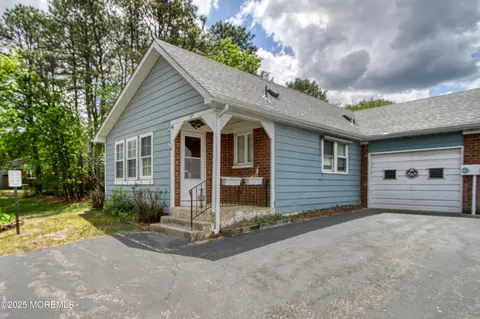 18 Moccasin Dr #D, Whiting, NJ 08759