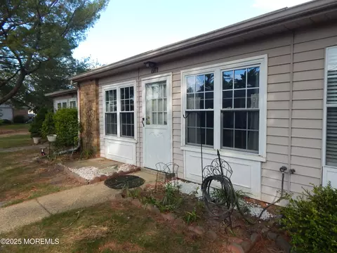77 Cambridge Cir # B, Manchester, NJ 08759