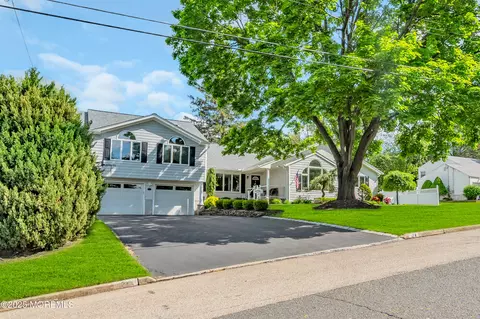 24 Daniel Dr, Middletown, NJ 07748