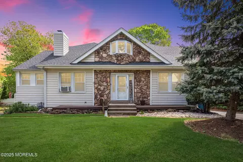 577 Holmdel Rd, Hazlet, NJ 07730