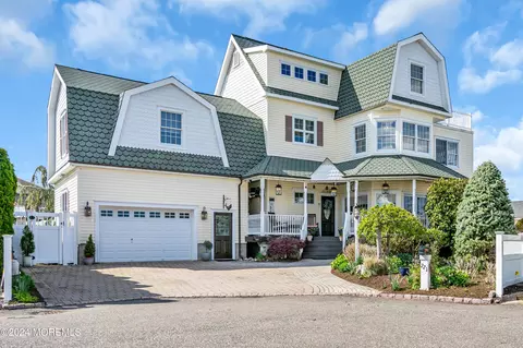 221 Magnolia Dr, Bayville, NJ 08721