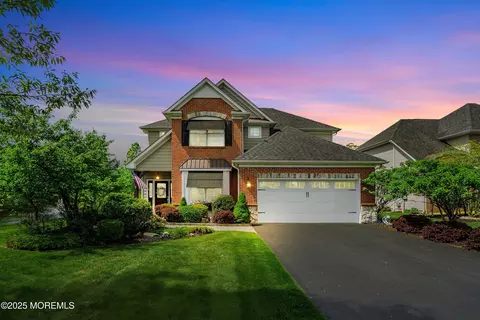 26 E Francesa Ct, Farmingdale, NJ 07727
