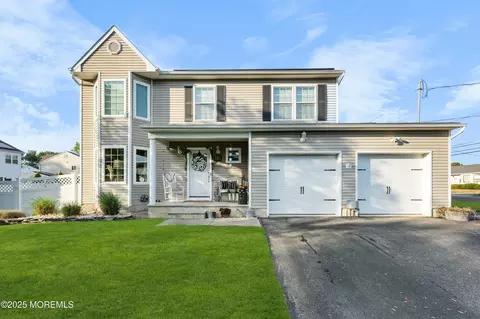 48 Poplar St, Beachwood, NJ 08722