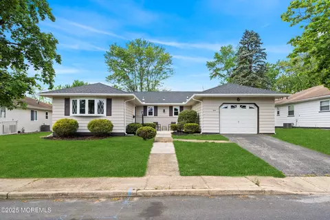 3 Grenada St, Toms River, NJ 08757