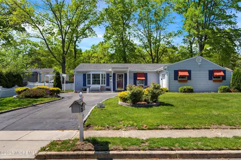 21 Downing St, Toms River, NJ 08755
