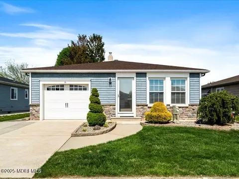 8 Capri Ct, Toms River, NJ 08757