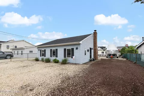 43 Florence Ln, Beach Haven West, NJ 08050