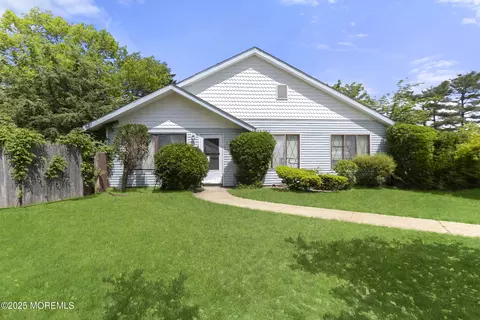 101 Williamsburg Ln, Lakewood, NJ 08701