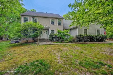 20 Deer Run Dr, Millstone, NJ 08510