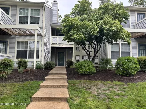 22 Chinkaberry Ct, Howell, NJ 07731