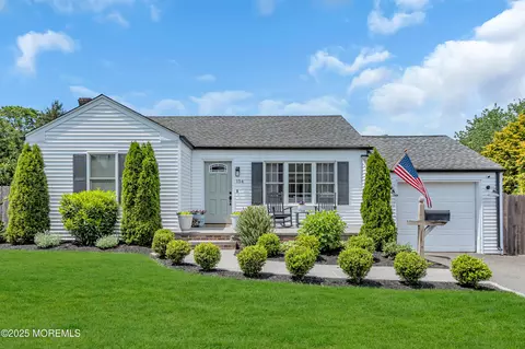 154 10th St, Belford, NJ 07718