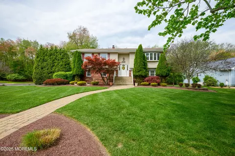 42 Middlebrook Dr, Ocean, NJ 07712