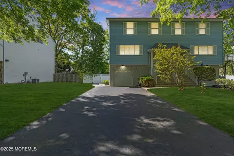 31 Dortmunder Dr, Manalapan, NJ 07726